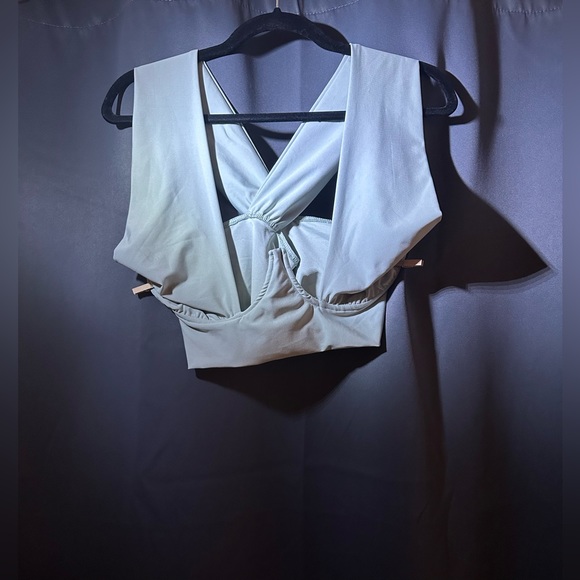 2 backless crop tops - Picture 3 of 4